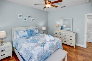 5 Bed, 5 Bath Beach Home/Only a 3 Minute Walk To The Beach! SLEEPS 12 - Panama City Beach - 8