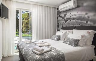 8 Bedroom Gorgeous Home In Zadar - 4