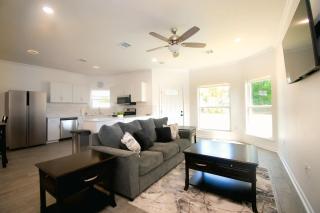 The Little Cozy Grey Home - Gonzales - 9