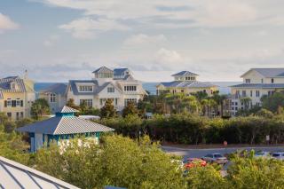 A Seaside Beauty! Book Now - Lot of Outdoor Living Space - 4