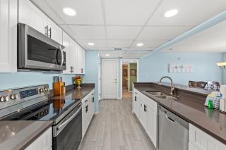 Gulf Front Living Room And Master Suite! Sleeps 8! - 1