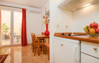 Gorgeous Apartment In Baska Voda - 6