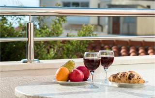 Amazing Apartment In Baska Voda - Baška Voda - 2