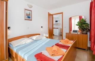 Amazing Apartment In Baska Voda - Baška Voda - 2