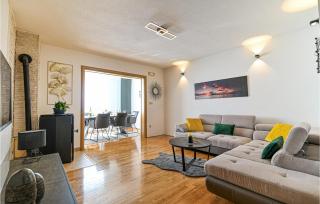 Awesome Apartment In Okrug Gornji - 9