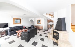 Awesome Apartment In Okrug Gornji - 8