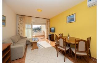 Awesome Apartment In Okrug Gornji - 9