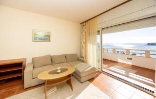 Awesome Apartment In Okrug Gornji - 8