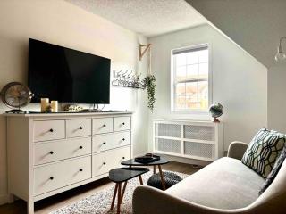 Top Floor Mountain View Escape - Canmore - 7