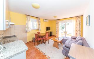 Awesome Apartment In Okrug Gornji - 9