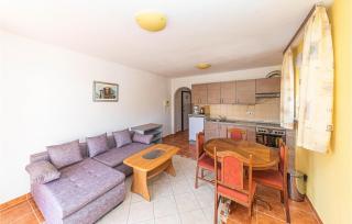 Awesome Apartment In Okrug Gornji - 7