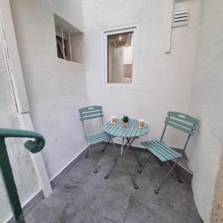 Spacious studio full of charm, recently updated - Nice - 9
