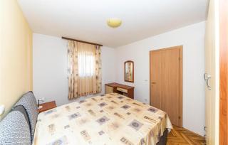 Awesome Apartment In Okrug Gornji - 4