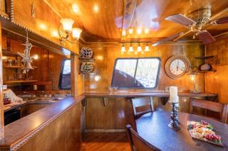 Captain's Corner Newport Belle - 1