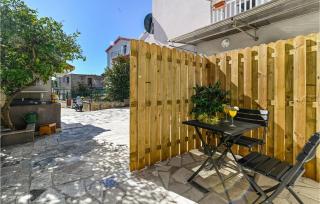 Amazing Apartment In Okrug Gornji - 3
