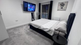 Multi-Level with a View - Watford - 0