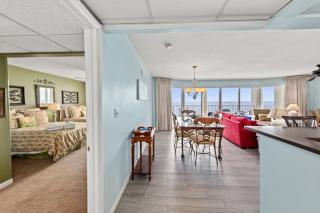Gulf Front Living Room And Master Suite! Sleeps 8! - 4