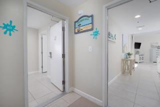 Water Park On-Site! 2 Beachfront Master Suites! Corner Balcony Views! - Panama City Beach - 5