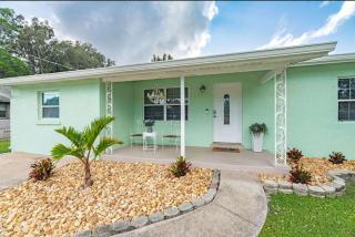 Coastal Pool Retreat - 3BR Oasis Near Downtown and Beaches - Melbourne - 8