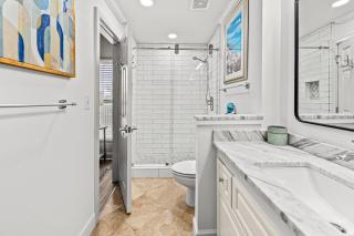 Elegant 4BD 4Ba with Stunning Ocean Views and direct Beach & Pool Access - 6