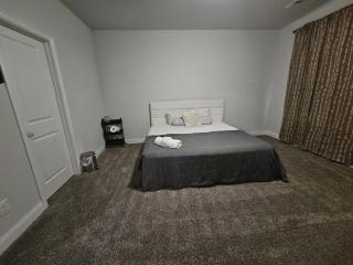 Private Suite Ensuite Bath&Walk in Closet - 3