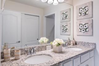 Special Deal 5BR Townhome w Pool Near Disney - 1