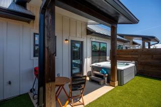 The Ricardos Joint with Hot Tub - Fredericksburg - 2