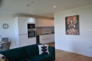Stunning 2-Bed City APT Parking 1 Car - Birmingham - 9