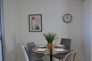 Stunning 2-Bed City APT Parking 1 Car - Birmingham - 8