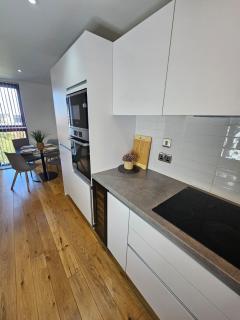 Stunning 2-Bed City APT Parking 1 Car - Birmingham - 5