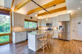 Lake and Beach Access Family Townhome in Laconia - 2