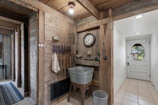 Rocking Ox Gasthaus and Barn Cabin - Fredericksburg - 9