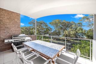 Beachfront Luxury with Ocean Views and Alfresco Dining - Urangan - 2
