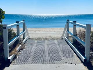 Beachfront Luxury with Ocean Views and Alfresco Dining - Urangan - 1