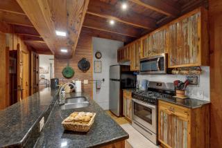 The Willows Retreat - Sleeps 17, Hot-Tubs, Close to Main Street! - Fredericksburg - 8