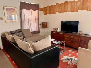 Falls Retreat - Walk to the Falls, the Casino and all Downtown Restaurants - Across from the Aquarium - 7