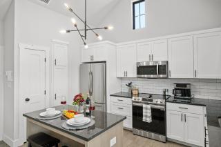 The Mertzes Digs with Hot Tub - Fredericksburg - 3