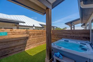 The Mertzes Digs with Hot Tub - Fredericksburg - 1