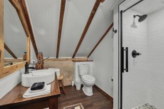 Rocking Ox Gasthaus and Barn Cabin - Fredericksburg - 1
