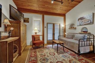 The Willows Retreat - Sleeps 17, Hot-Tubs, Close to Main Street! - Fredericksburg - 5
