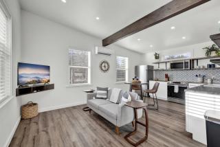 Evergreen Escape w/Hot-tub 5 Min to Downtown! - Fredericksburg - 6