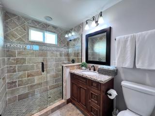 Sensational 6 Bedroom 4 Bathroom Pool Home (3 Master Bedrooms W/bathrooms) - Anaheim - 3