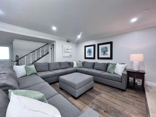 Sensational 6 Bedroom 4 Bathroom Pool Home (3 Master Bedrooms W/bathrooms) - Anaheim - 2
