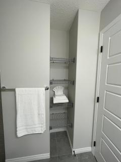Delightful Escape Near YYC - Cozy Calgary Getaway - 2