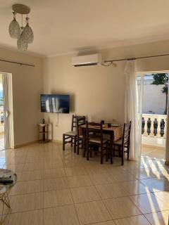 Central Sarandë Apartment - Balcony & Sea View - Sarandë - 8