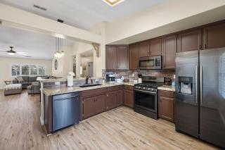 Relaxing 4BR 2BA Sleeps 8 Family Friendly - Bakersfield - 4