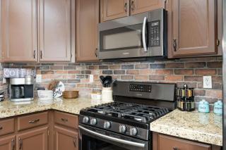 Relaxing 4BR 2BA Sleeps 8 Family Friendly - Bakersfield - 2