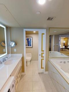 Upscale Villa-Close to Strip-Jetted Tub-1300 sq ft - Las Vegas - 1