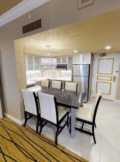 Upscale Villa-Close to Strip-Jetted Tub-1300 sq ft - Las Vegas - 6