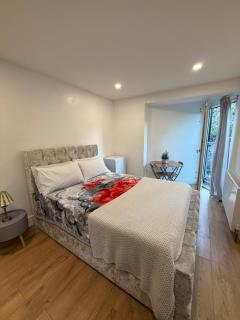 Lara Ensuite Room - Moffat - 5